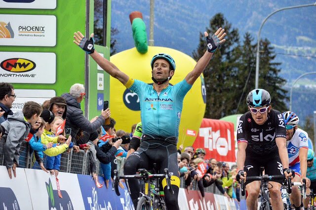 ruedalenticular's tweet photo. Hoy 22 de Abril se cumplen 2 años de la muerte del ciclista italiano Michele Scarponi mientras entrenaba cerca de su casa a causa de un atropello #DEP #DEPScarponi https://t.co/1oPIGjeBN8 https://t.co/OldhBGlA3o