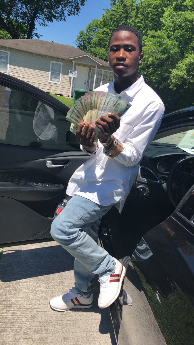 _lilDae1K's tweet photo. “RealNiggaz get money and take care of they Fam” 💜🤫🤑🤷🏾♂️ #EasterChronicles https://t.co/blvjMMdyz4
