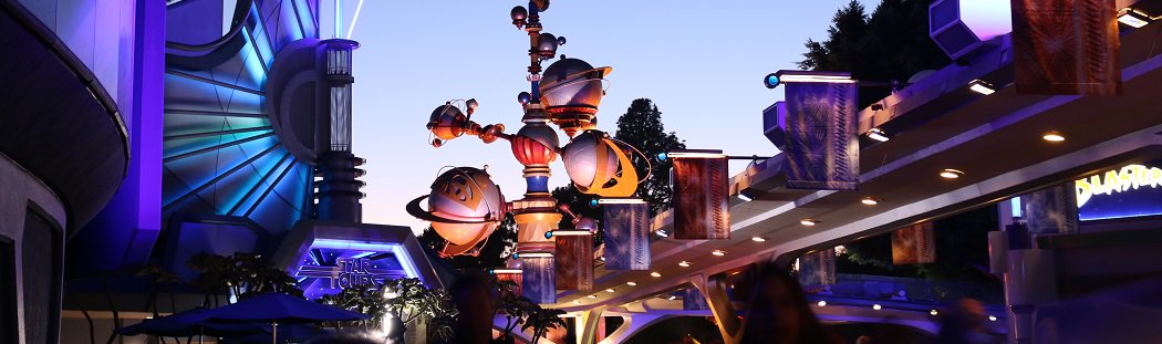 Disney S Park Bgm Moons Of Saturn トゥモローランド エリアbgmの1曲目 この曲 はカリフォルニアのディズニーランドにかつて存在したアトラクション Adventure Thru Inner Space のテーマ Miracles From Molecules のアレンジ曲です 詳細は