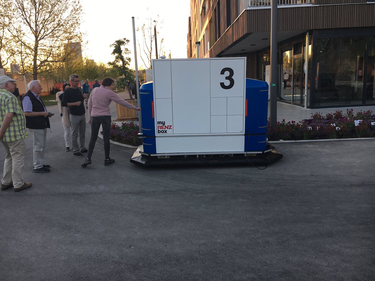 Auf den ersten Blick wird das #bugalog-Fahrzeug manchmal mit einer Kehrmaschine verwechselt...sobald jemand bei der Paketentnahme beobachtet wird, ist alles klar...  Was tun? #BUGA2019 #hhn #reallabor #heilbronn #logistics #Paketzustellung #lastmile #livinglab