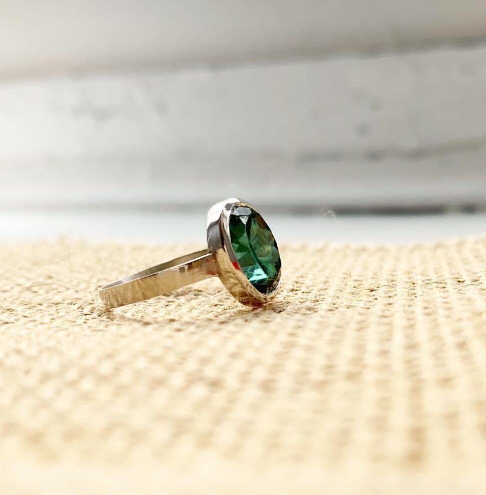 Nuestro atelier se viste de verde esperanza... sortija hecha a medida #joyas #sortija #jewelry #jewels #hechoamano emejewels.com
