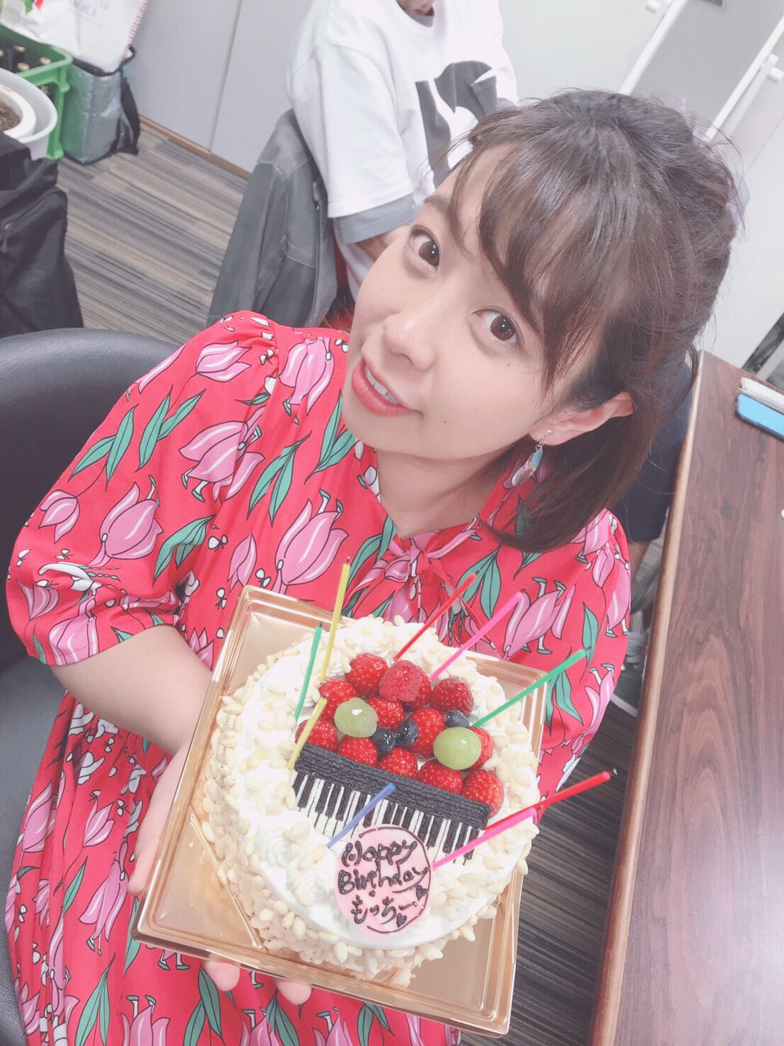 駆け抜けて軽トラ 餅田コシヒカリ ぎゃう 今年のお誕生日は沢山の人からお祝いしていただきました サッチィさん 毎年 サプライズ花束ありがとうございます そ仙台放送 あらあらかしこ の皆様 サプライズケーキありがとうございました