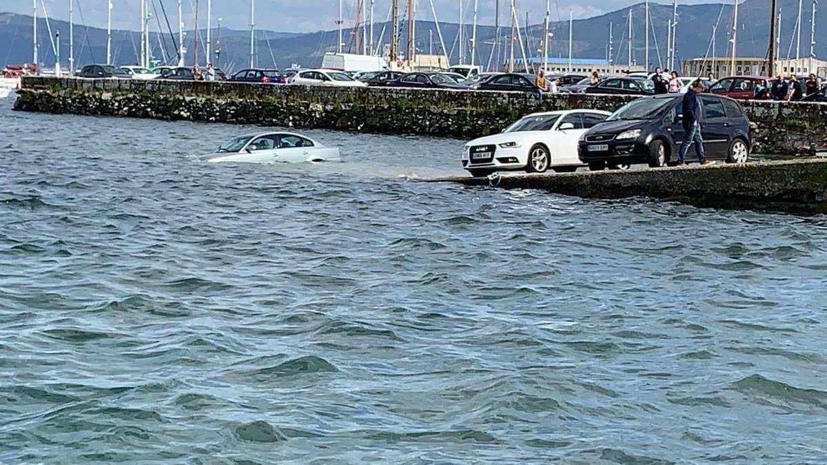 En Galicia reconocemos a los turistas por cómo aparcan en la costa