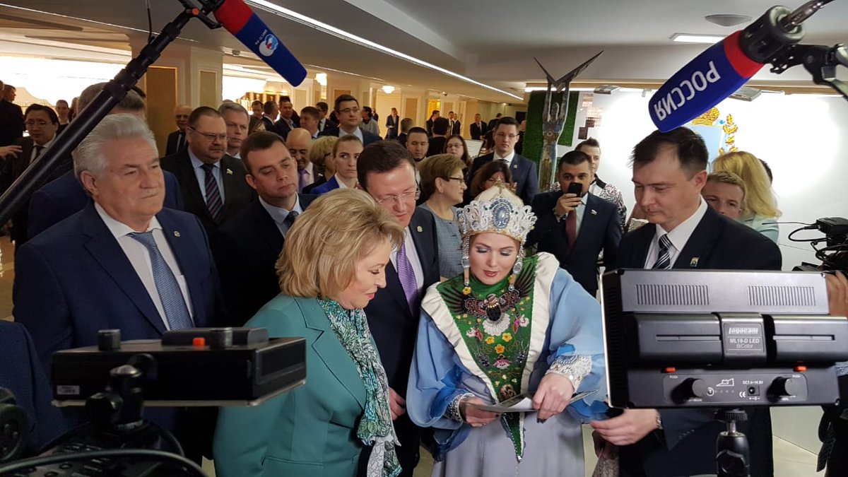 Хозяйка Жигулей (Наталья Плеханова) рассказывает Председателю Совета Федерации Федерального собрания РФ В.И.Матвиенко и Губернатору Самарской области  Д.И.Азарову историю образа "Хозяйки Жигулей" и приглашает посетить Жигулёвск.