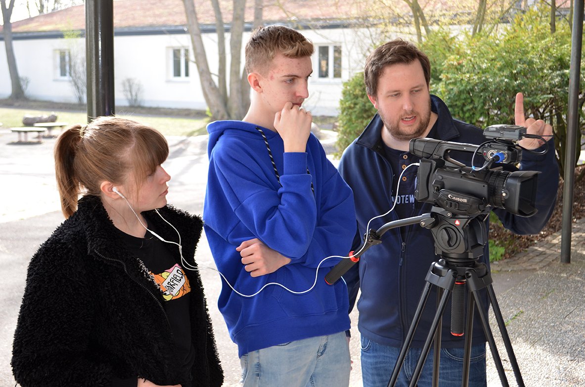 stuggitv's tweet photo. TV-Workshop bei #STUGGITV: Entdeckt die Gläserne Redaktion auf dem Internationalen Trickfilmfestival @itfs auf dem Schlossplatz in #Stuttgart ➡️ https://t.co/RTOVG6tFfh https://t.co/ItCcLzyc4k