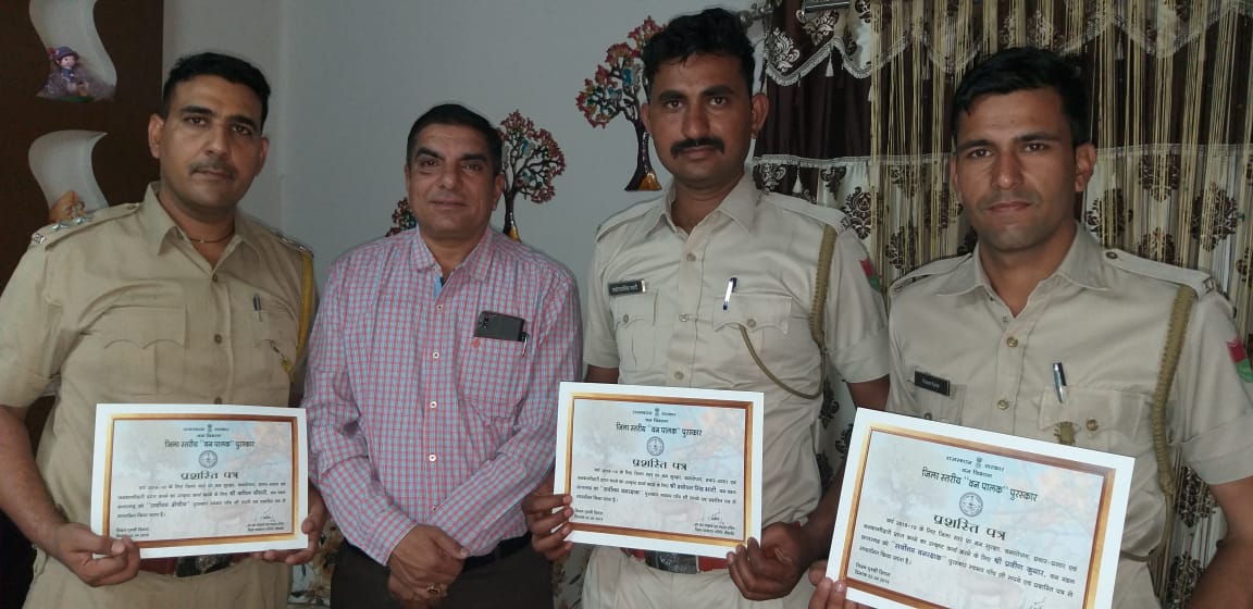 PlusRajasthan's tweet photo. #खाजूवाला विश्व पृथ्वी दिवस के अवसर पर वन अधिकारियों को किया गया सम्मानित 
उपवन संरक्षक एवं सदस्य सचिव जिला पर्यावरण समिति द्वारा दिए गए पुरस्कृत,
61 हेड रेंज के क्षेत्रीय वन अधिकारी कपिल चौधरी भी हुए सम्मानित,सर्वोत्तम क्षेत्रीय पुरस्कार देकर किया गया सम्मानित https://t.co/aMAtDQYEkn