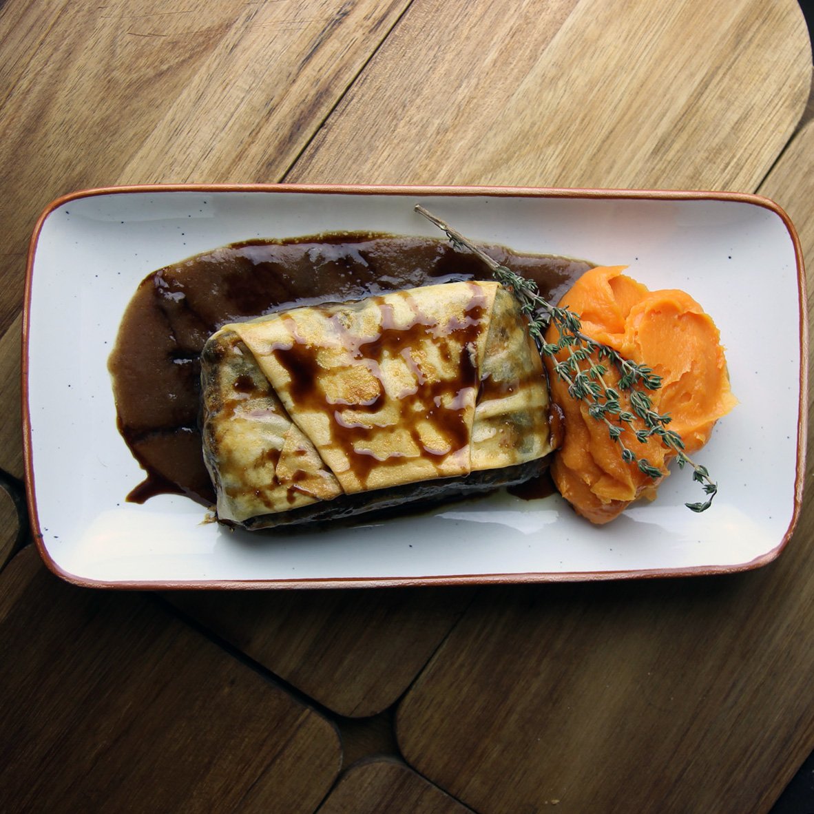 ¡Hora de comer! Déjate seducir por nuestro "Taco de Rabo de Toro y queso Reblochón con Puré de Boniato".

#ElReblochón #Montecarmelo #ClaraDelRey #Ultramarinosilustrado