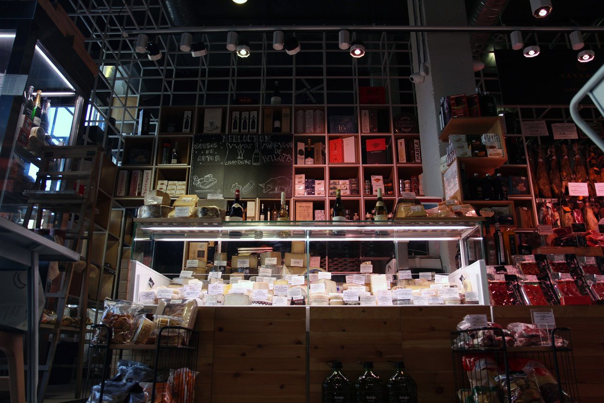 Dicen de nuestro #UltramarinosIlustrado que en él puedes encontrar "unos maravillosos jamones que distraen la vista y alegran el olfato, unas conservas de calidad, unos quesos que te hacen babear y unos embutidos con pintaza".

¿A qué esperas para descubrirlo?

#TiendasGourmet