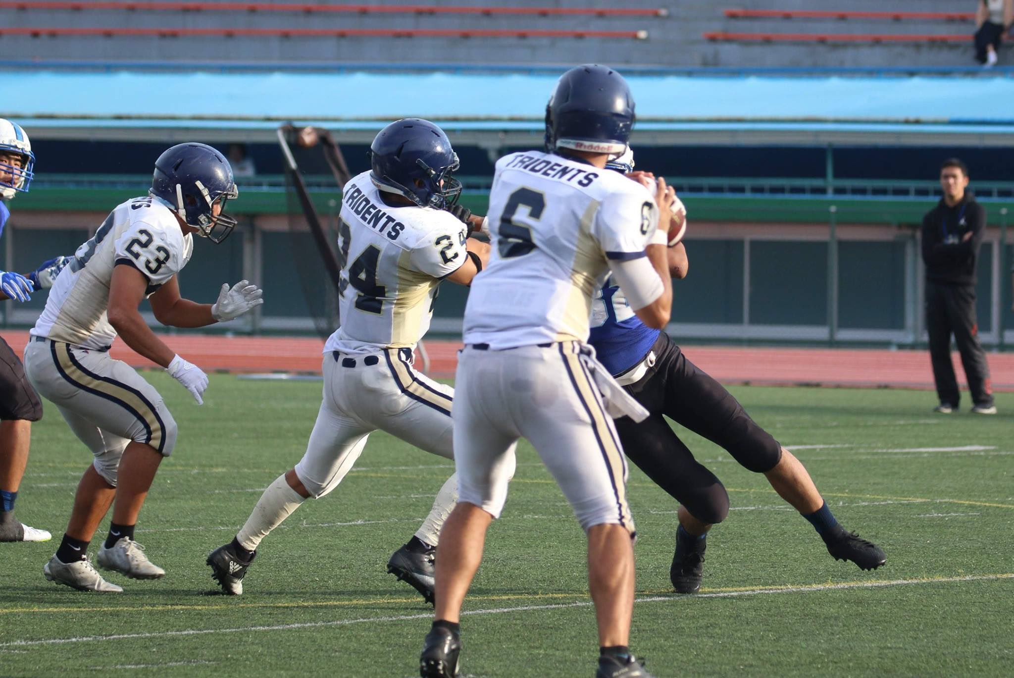 تويتر 大阪大学アメフト部tridents على تويتر アメフトポジション紹介 Qb クウォーターバック 言わずと知れた アメフトの花形ポジション パスを投げ ボールを渡し 時には自らボールを持って走る 高い身体能力に加え 的確で素早い判断力やリーダーシップが
