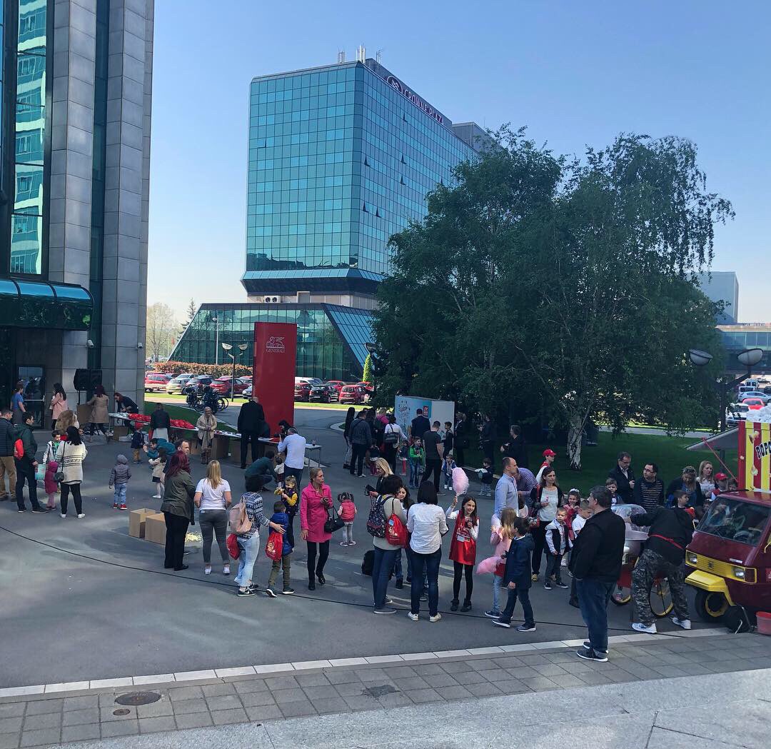 Deca naseg zakupca Generalija su danas dosli “na posao” kod svojih roditelja. Malisani su odusevljeni! https://t.co/kefmydlPKg