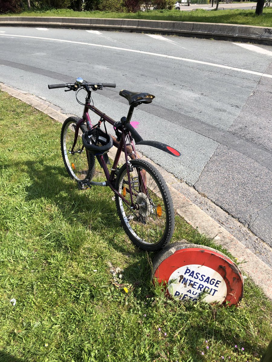 FARaVelo's tweet image. Pour le piéton: trop dangereux.

Pour le vélo: allez-y.

#PontDeSevresàVélo
#ruptureurbaine
#nimportequoi