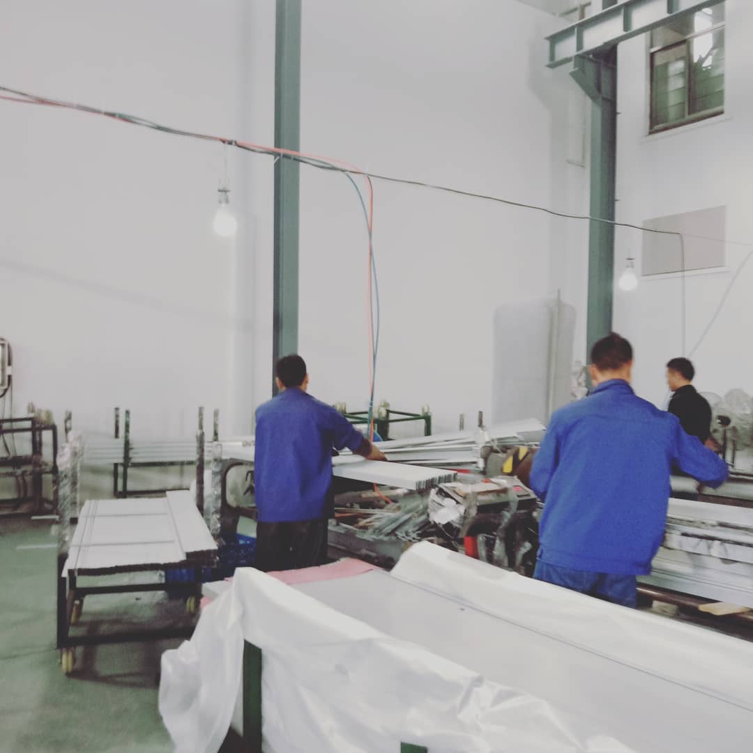 Shirley19962's tweet image. #solarpanelframe Everyone is busy with the production task.