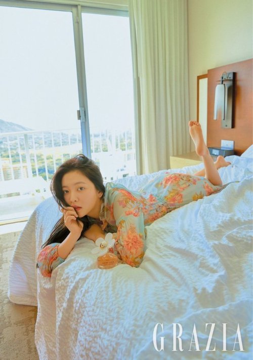 RedVelvetFRVR's tweet photo. [TWITTER PIC] RVsmtown: 하와이 햇살 아래 빛나는 21살 청춘 예리의 다양한 모습을 그라치아 화보집 5월호에서... https://t.co/RAoJLF9IMp