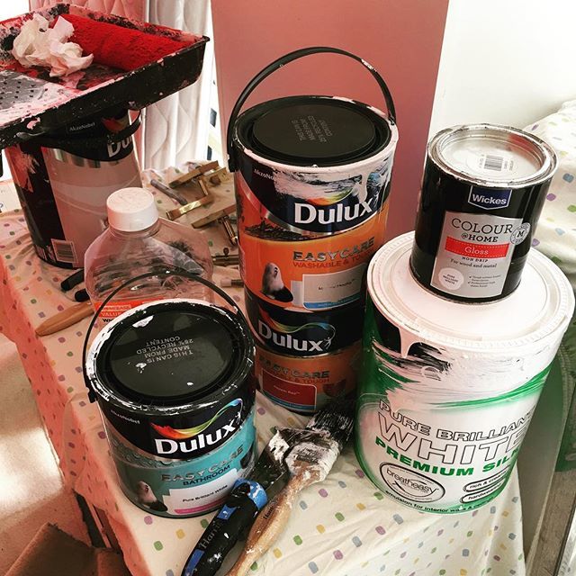 therealjonlarge's tweet image. Decide to paint the en-suite ceiling. As I’ve got the white out, I did the kitchen ceiling too. Not going to cut that in so let’s just do the kitchen walls next and, as Jack’s away, might as well do his entire room. #ScopeCreep #easterdecorating bit.ly/2ZnIIkg