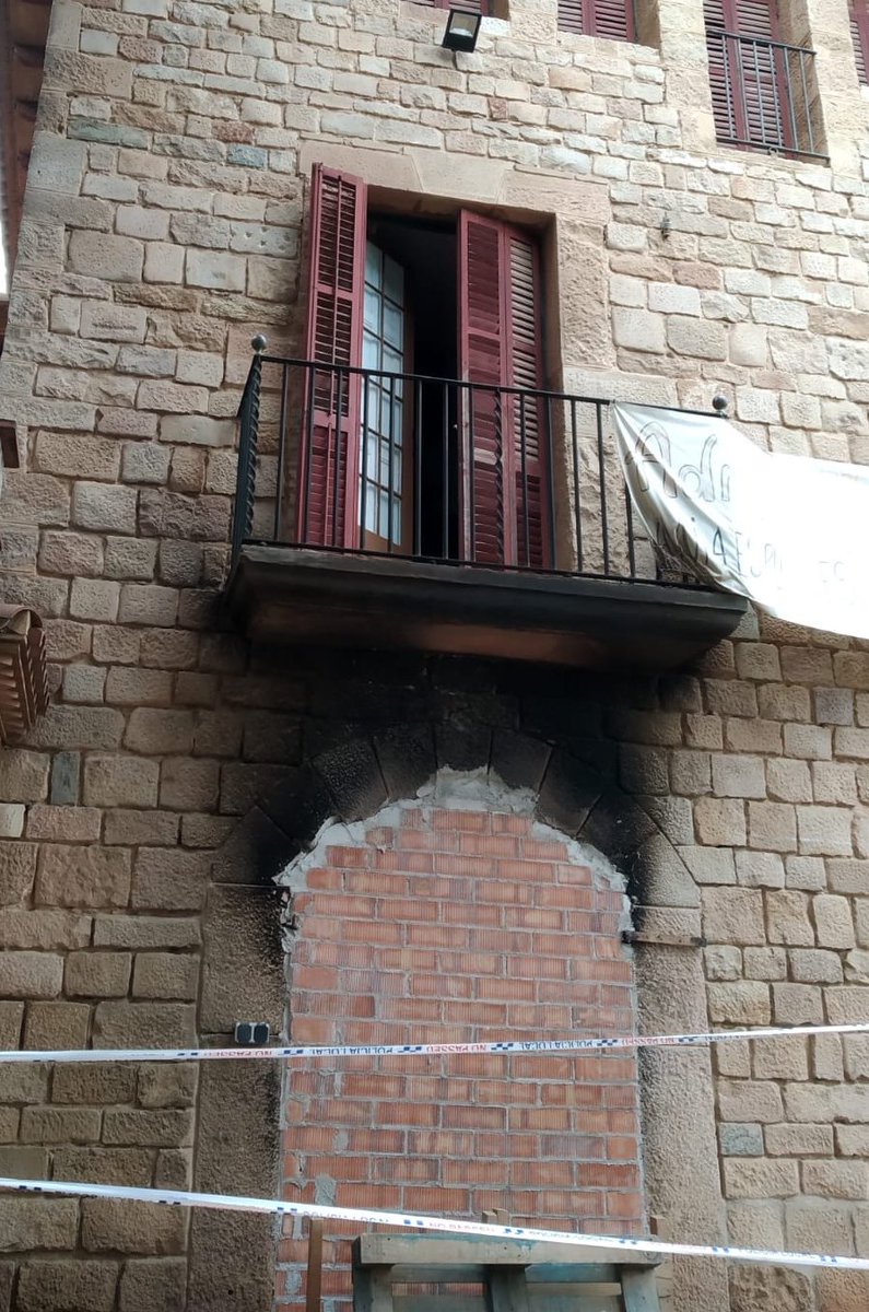 cal_suis's tweet photo. ATENCIÓ NOU ATAC A #CALSUÍS!
Han tornat a entrar. Aquesta vegada tirant abaix la porta de fora, emportant-se totes les taules que teníem, i sembla ser que inentant entrar altre cop! #Esplugues #CalSuísNoestoca #CalSuísésdelPoble https://t.co/JGk3Rb826h