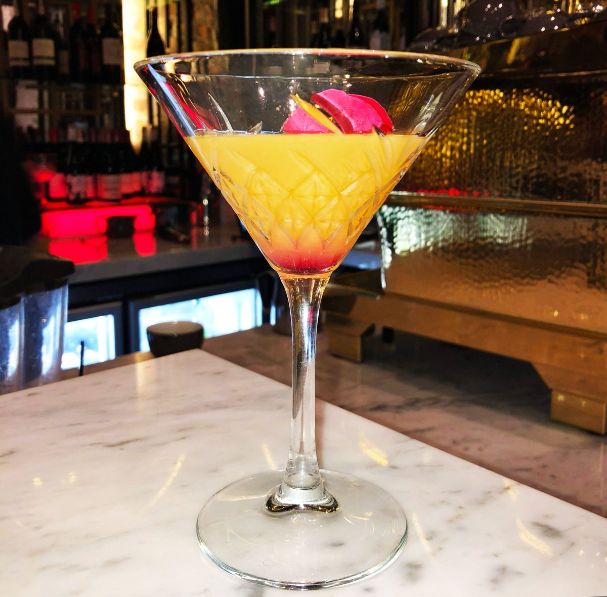 VivaldiCT's tweet photo. Let’s start this new week off by daydreaming about the delicious Lux Martini 😍
#VivaldiCityNights https://t.co/7W1EuG3Beh