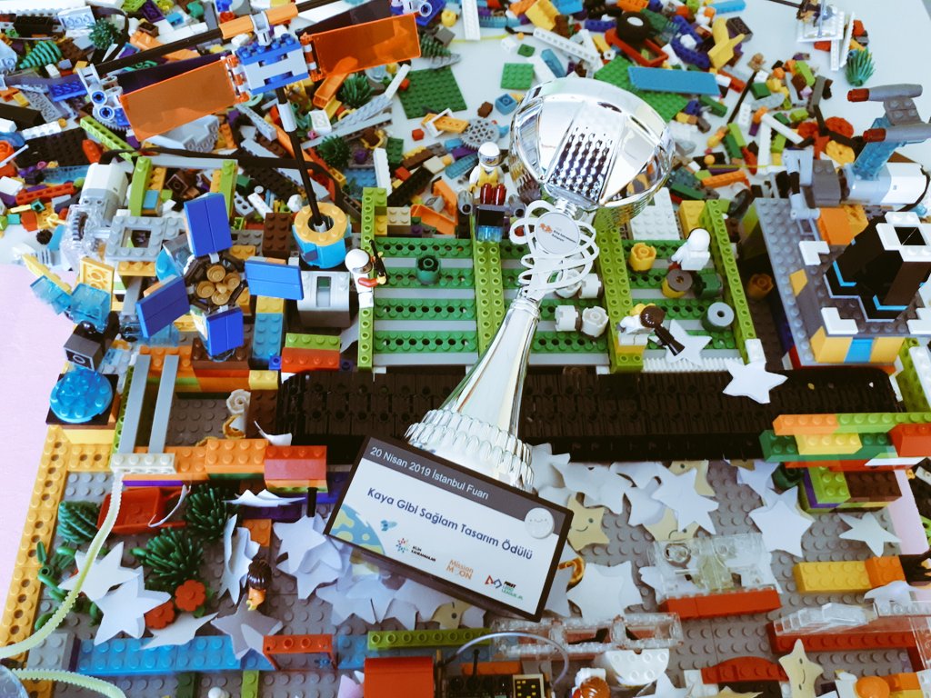 🐲🌟Viserion takımı olarak katıldığımız #FLLjr fuarına öğrencilerim #missionmoon 🌚Ay'da Yolculuk teması kapsamında hazırladıkları #LEGO modeliyle ✴🏆Kaya Gibi Sağlam Tasarım🏆✴ ödülünü almaya hak kazandılar.  #bahcelievlerdoga #dogatech #bilimkahramanlari #LEGOEdu