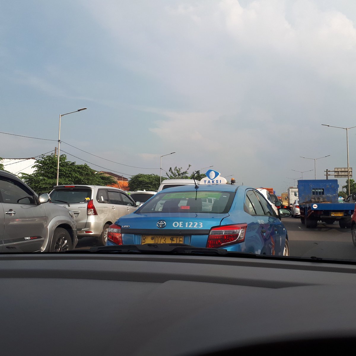 Ada apa di toll JORR arah bintaro? Sudah 30 menit macet ga bergerak <a href="/TMCPoldaMetro/">TMC Polda Metro Jaya</a>