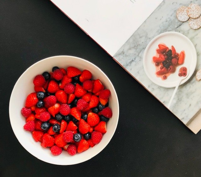 carnetdesaveurs's tweet photo. Du #miel fondu, du vinaigre balsamique blanc, des #fruits rouges…pour obtenir un #dessert aux saveurs incomparables. Cette #recette est inspirée du livre de @PierreGagnaire, la cuisine des 5 saisons, @SOLAReditions
#healthyfood #pierregagnaire  #solareditions #savourez https://t.co/lVvjFtKh1H