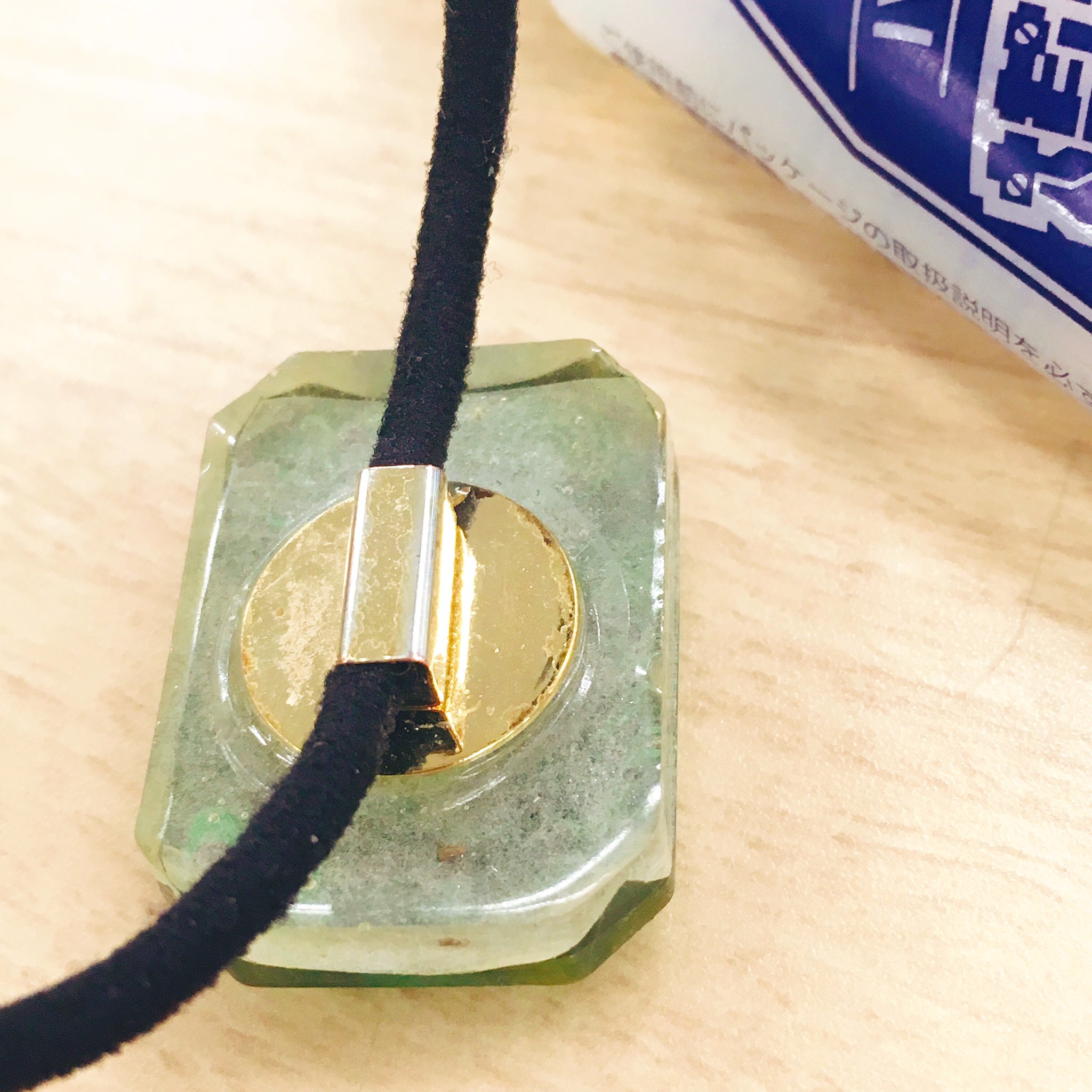 セメダイン 白くならない接着剤としてよくご紹介している ハイグレード模型用 ですが 実は 黄色くなりづらい接着剤 でもあります 糸引きもなく 固まる前でしたら水拭きで拭き取れます 透明に キレイに仕上げたいアクセサリー作りなどにもどうぞ