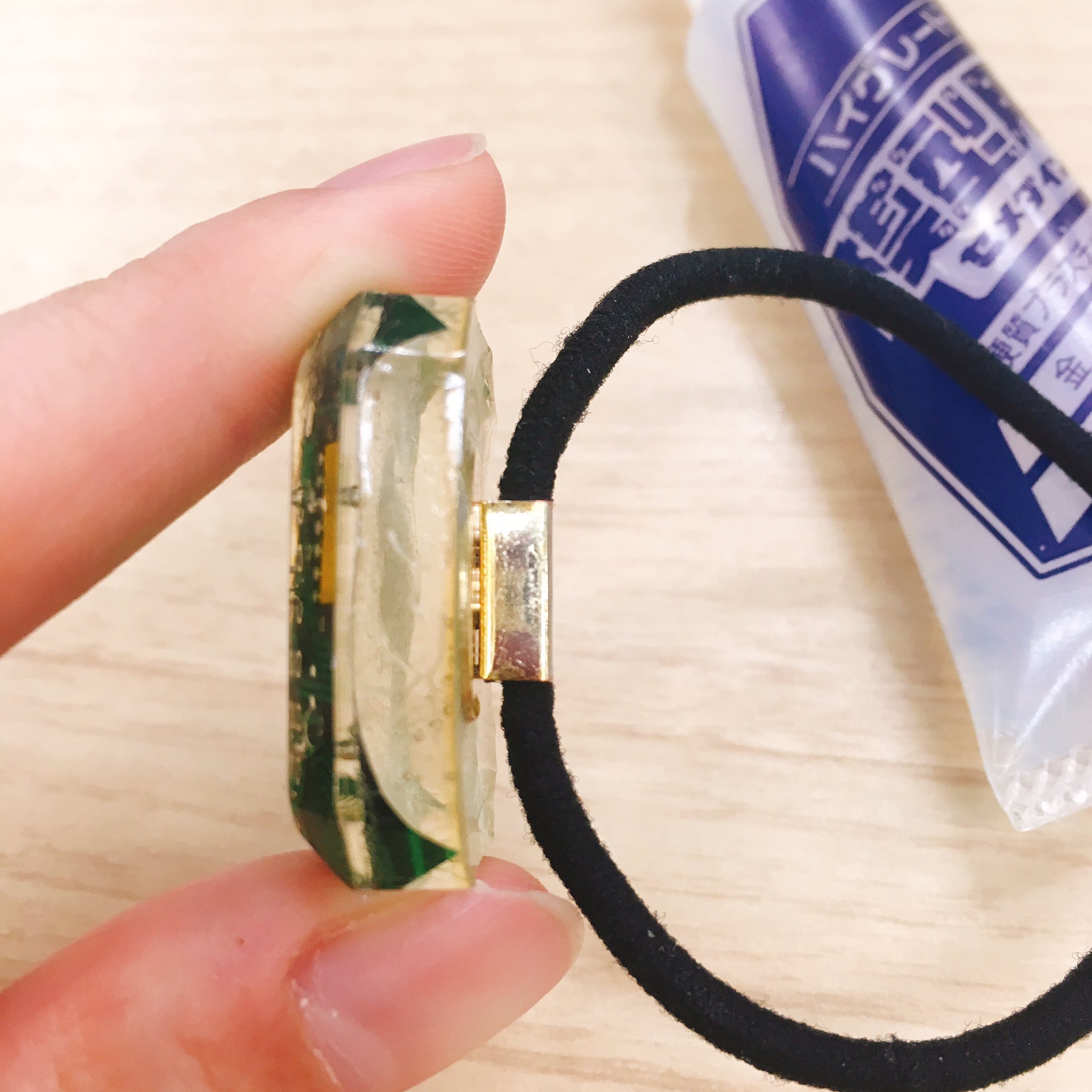 セメダイン 白くならない接着剤としてよくご紹介している ハイグレード模型用 ですが 実は 黄色くなりづらい接着剤 でもあります 糸引きもなく 固まる前でしたら水拭きで拭き取れます 透明に キレイに仕上げたいアクセサリー作りなどにもどうぞ