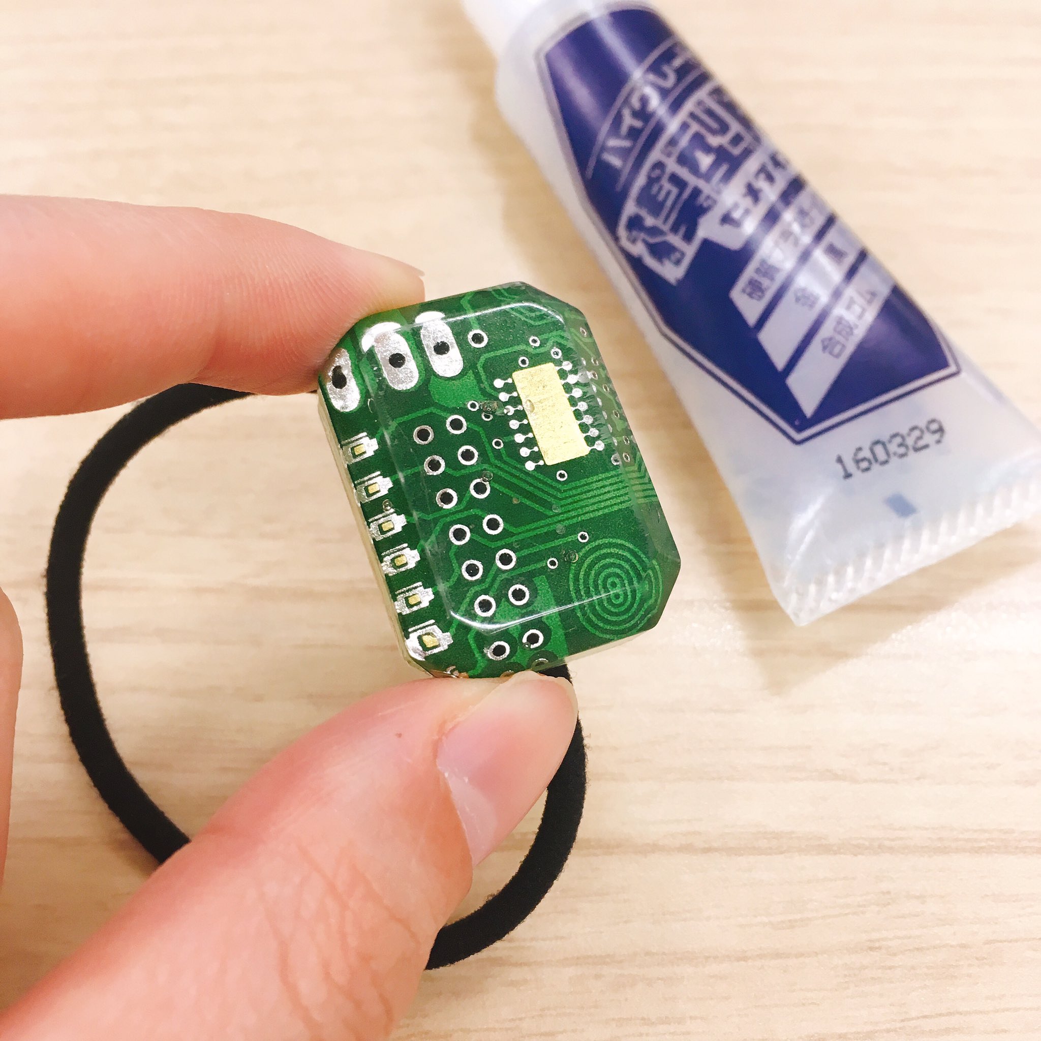 セメダイン 白くならない接着剤としてよくご紹介している ハイグレード模型用 ですが 実は 黄色くなりづらい接着剤 でもあります 糸引きもなく 固まる前でしたら水拭きで拭き取れます 透明に キレイに仕上げたいアクセサリー作りなどにもどうぞ セメダイン 白くならない接着剤としてよくご紹介している ハイグレード模型用 ですが 実は 黄色くなりづらい接着剤 でもあります 糸引きもなく 固まる前でしたら水拭きで拭き取れます 透明に キレイに仕上げたいアクセサリー作りなどにもどうぞ