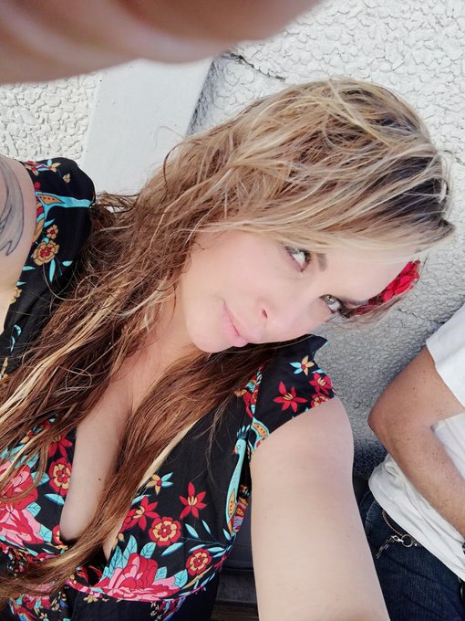 Happy Easter to my onlyfans https://t.co/hFCRly5bqX