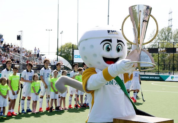 hockeyWrldNws's tweet photo. Congratulations to @vincvanasch21 and the @WatDucksDH
An unbelievable defensive performance throughout the tournament.
2019 @EHLHockeyTV Champions
🦆🇧🇪🦆🇧🇪🦆
#hockey #fieldhockey #WatDucks #champions https://t.co/qLXUEGW75K
