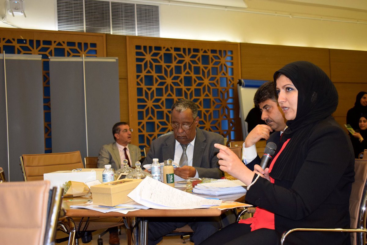 .
عرض مناقشة :
.
حملة فيتامين للشمس 
.
تهدف بالتوعية بأهمية فيتامين د
.
للطلاب:
طلال علي حسين 
أحمد عبدالحميد 
عبدالرحمن الكربي 
.
✨