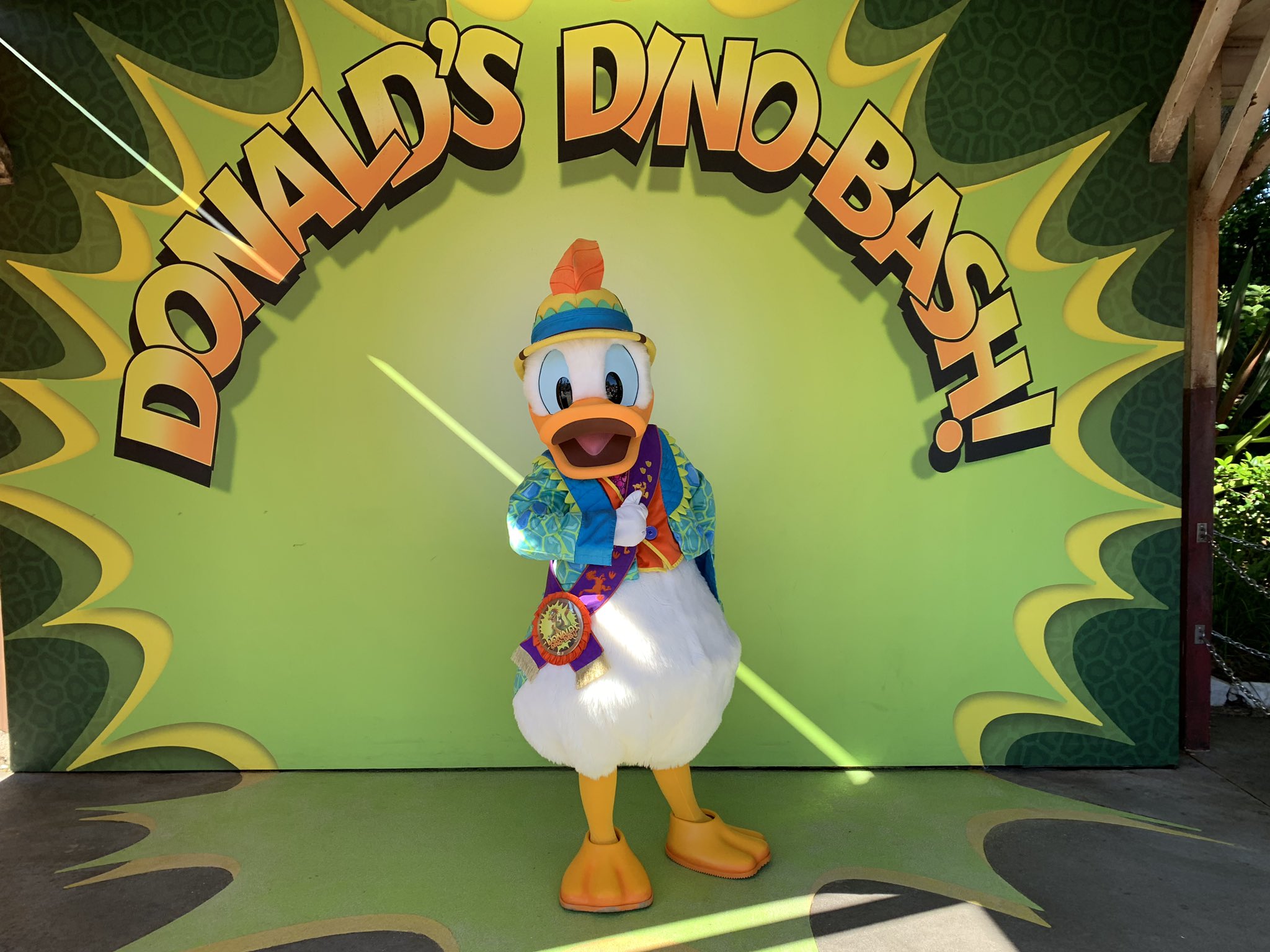 Disney Duck Lover Donald S Dinobash I Cannot Believe How Insane Adorable Donald And Daisy Are In Their Dinosaur Explorer Outfits Donaldduck Daisyduck ドナルドダック ドナルド デイジーダック デイジー