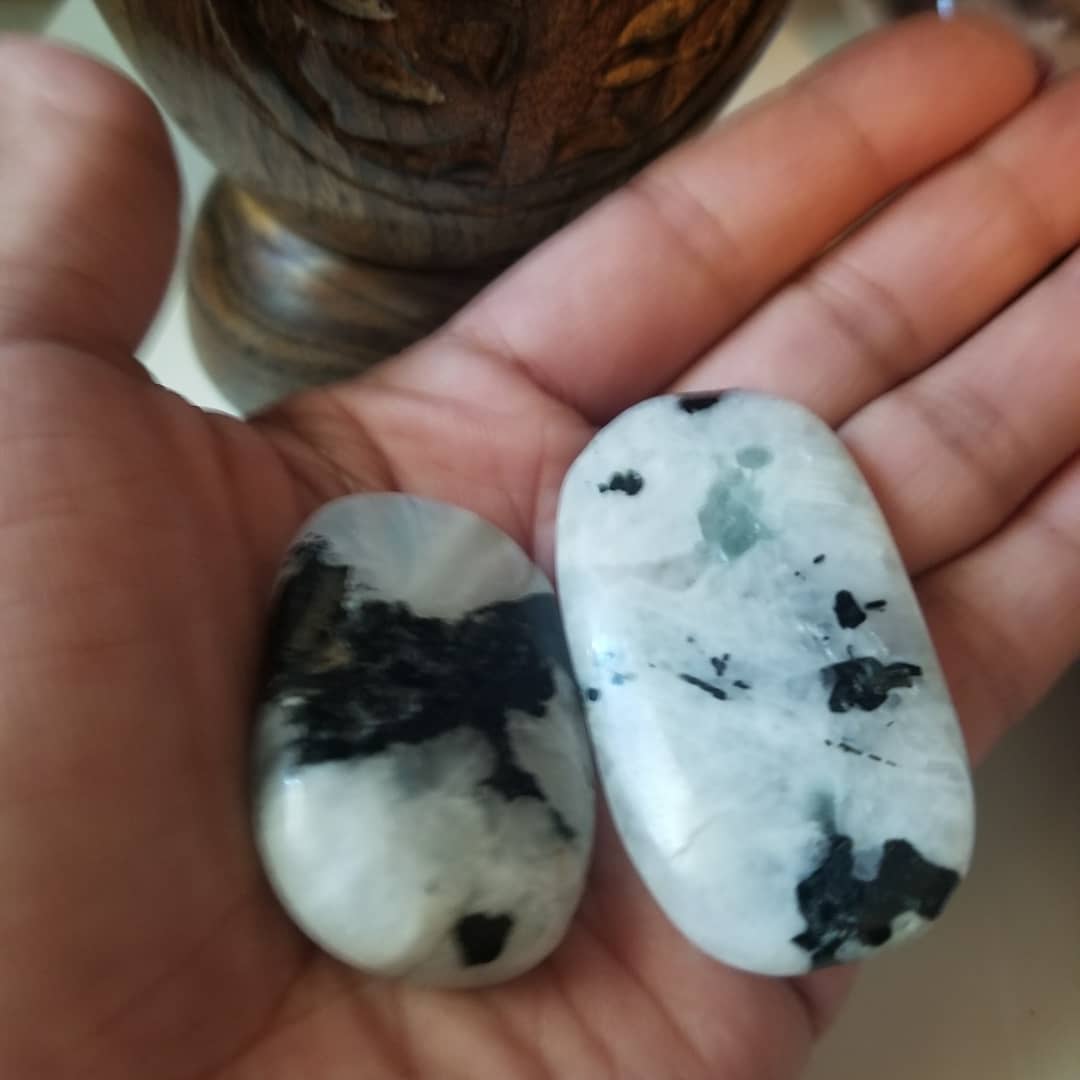 GiGiVedaBohemia's tweet photo. Gorgeous Tourmalined Rainbow Moonstone 🌝 Tourmaline is grounding, comforting, &amp; protective. Rainbow Moonstone encourages you to embrace new beginnings, heightens intuition, and connects to the feminine energies, a stone of re-birth that guides you through a transitional period💜 https://t.co/bioPGLAAlY