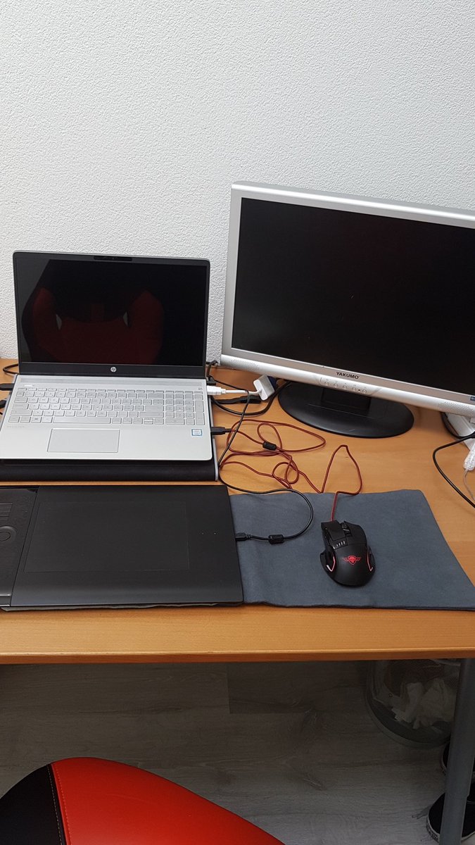 LOPEZ_JMartin's tweet photo. Je vous présente mon set-up. Je vous l'accorde c'est un petit truc ,il est pas ouf mais bon je voulais vous le montrez .
#setup #bureau #pc #hp https://t.co/kMuRs0yURw