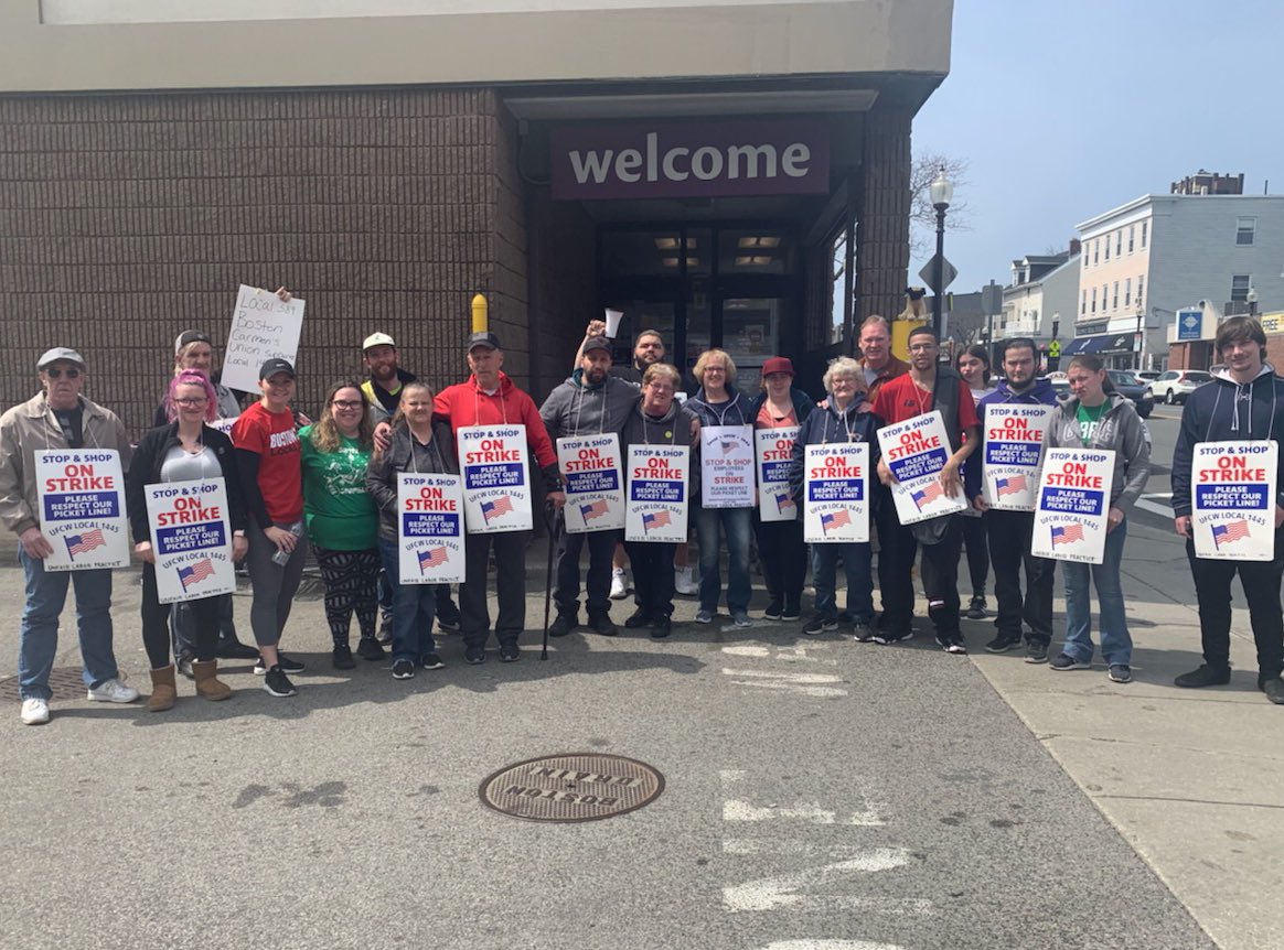 UNITEHERE26's tweet image. Congratulations to the @StopandShop Strikers on your new union contract! #StrikesWork #1u