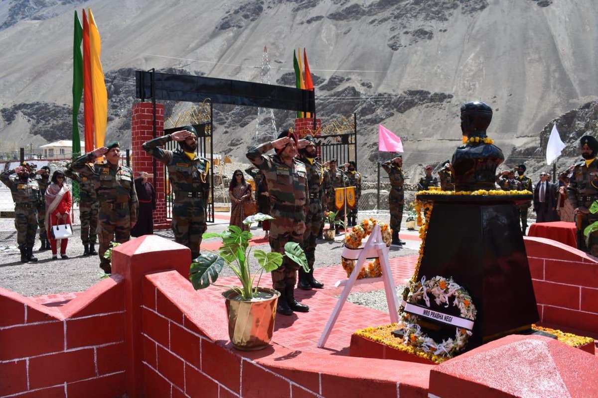 Lt Gen Ranbir Singh, GOC-in-C Northern Command pays homage at memorial of Col Khushal Chand, MVC the “Saviour of Ladakh” (1947-48). The bonds between soldiers are far stronger than the bonds of blood. Jwala Mata Ki Jai. #DograRegiment @NorthernComd_IA