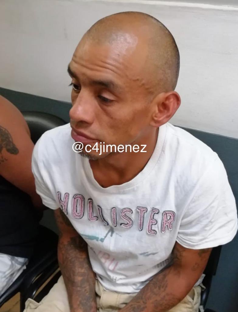 c4jimenez's tweet photo. CAEN ASESINOS d la MAMÁ d BRUNO; LA MATARON por ROBARLE la CAMIONETA
Estos 4 están ACUSADOS d MATARLA y ABANDONAR al niño en Perisur
Al 1º lo atrapó @PGJDF_CDMX el miércoles 
A los otros los CAPTURÓ @SSP_CDMX ayer
Robaban camionetas y las vendían en Oaxaca
https://t.co/NWFss9jdO5 https://t.co/ND2Yhiv1pf