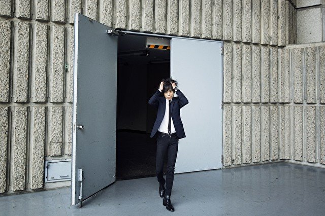 ゾウさんのしっぽ 宮本浩次 エレカシ沼 最近思うけど男の人って 俳優やモデルでもある程度の年になると体型が変わる人が多い 太ったほどでなくてもうっすらと脂肪がついて一回り大きくなる感じ 顔とか腰回りとか でも宮本さんって完璧に 少年 の
