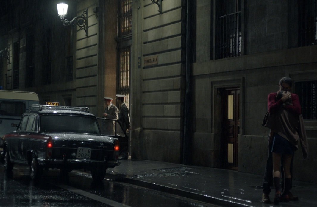 Jose Luis <a href="/albergarin/">Alberto Berzal</a> consuela a su hija Begoña #AmaiaAberasturi tras una noche de miedo en  comisaría ¿ Cómo ha terminado allí Begoña? 
"𝓥𝓲𝓽𝓸𝓻𝓲𝓪, 𝟑 𝓭𝓮 𝓶𝓪𝓻𝔃𝓸" 𝓮𝓼𝓽𝓻𝓮𝓷𝓸 𝓮𝓷 𝓬𝓲𝓷𝓮𝓼 𝟏 𝓭𝓮 𝓜𝓪𝔂𝓸
#Vitoria3DeMarzo  #1DeMayo #EstrenosDeCine