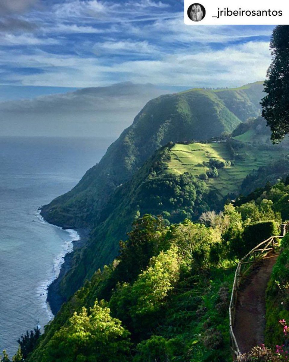 Começamos a nossa manhã neste miradouro. Quem adivinha onde estamos?

We start our morning at this viewpoint. Who guesses where we are?
#visitazores #azoresislands