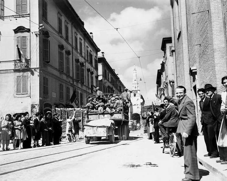 Iperbole_'s tweet photo. Tra del mattino di domenica 22 aprile 1945: Modena non dorme. Nei pressi del centro storico le brigate partigiane lottano contro i nazisti, costringendoli alla ritirata: all'alba Modena è la prima città del nord a liberarsi da sola! 

Modena Medaglia d'Oro per la Resistenza! https://t.co/zJMnq06NQ7