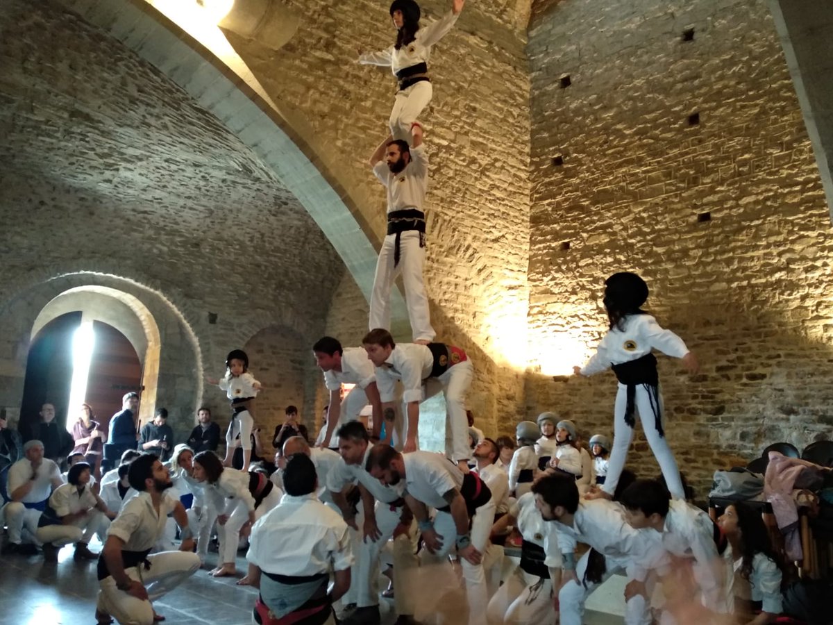 Aquí teniu un petit repertori d'algunes figures realitzades el passat diumenge 21 d'Abril a l'església de Malla amb motiu de Pasqua. Gràcies a @de_falcons per portar unes figures tant espectaculars per la Plana!