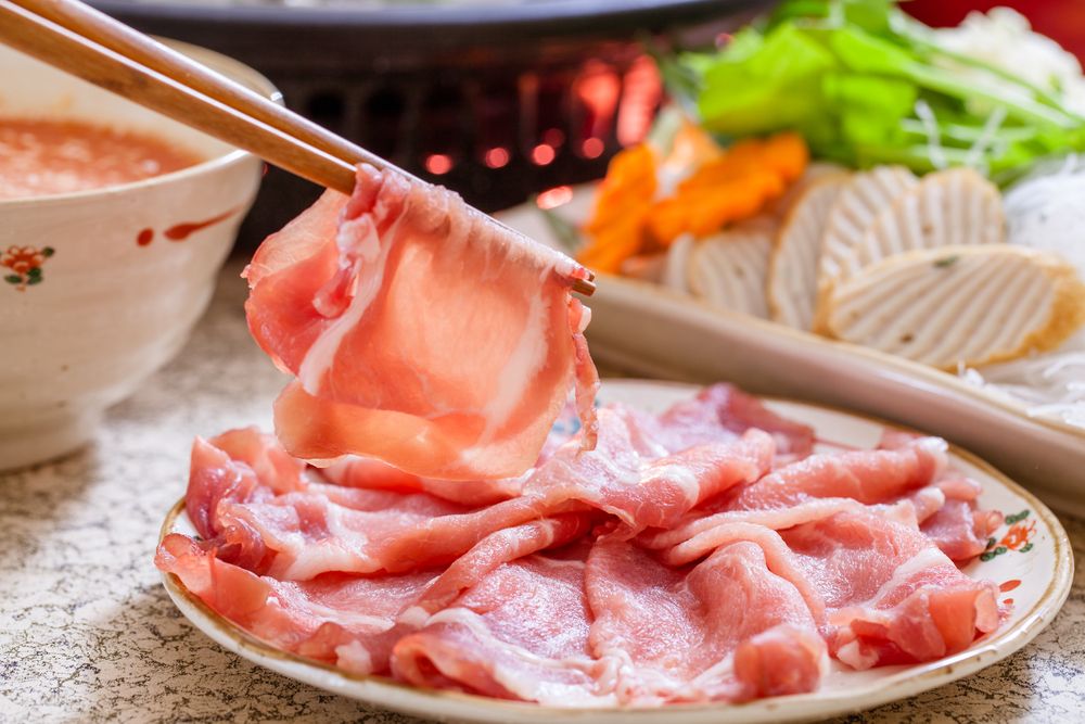 Los platillos de carne se hicieron muy populares junto a “la cultura del Sukiyaki“, un plato tradicional japonés en el que se cocina la carne cortada en finas láminas a fuego lento o hervido en la mesa 😋😋