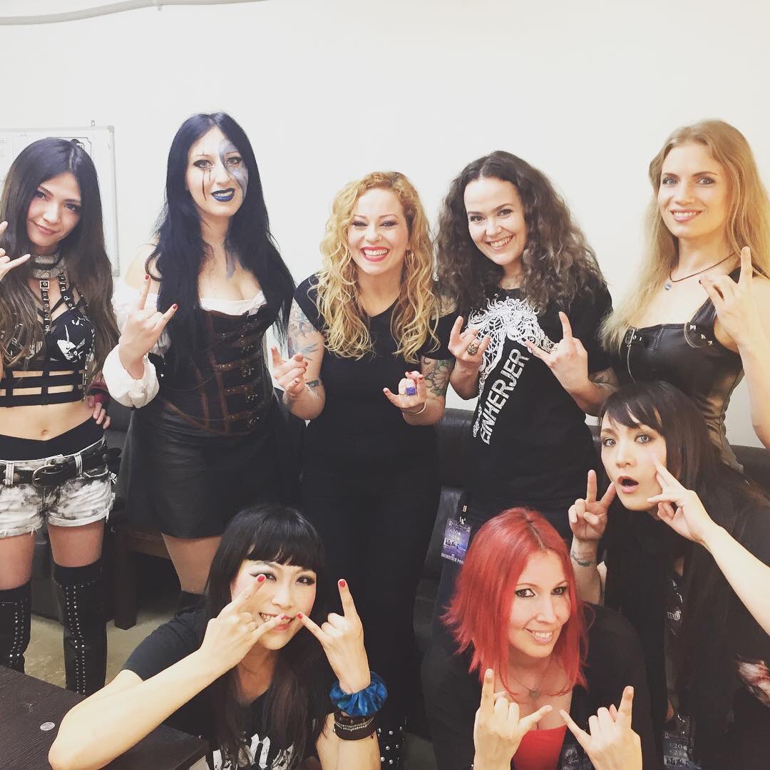 michal666jp's tweet photo. Metal Female Voices Fest Japanの余韻&心地よい疲れに包まれた月曜日なう😊
女性ボーカル集合写真と、バンド集合写真という、これ以上ないご褒美をいただいたので載せてみます🤘
夢を夢で終わらせない為に必要なのは、日々の努力のみ…ですね!明日もがんばるー!😆
#mfvf #ancientmyth #femalevocal https://t.co/CMGDPJWakc