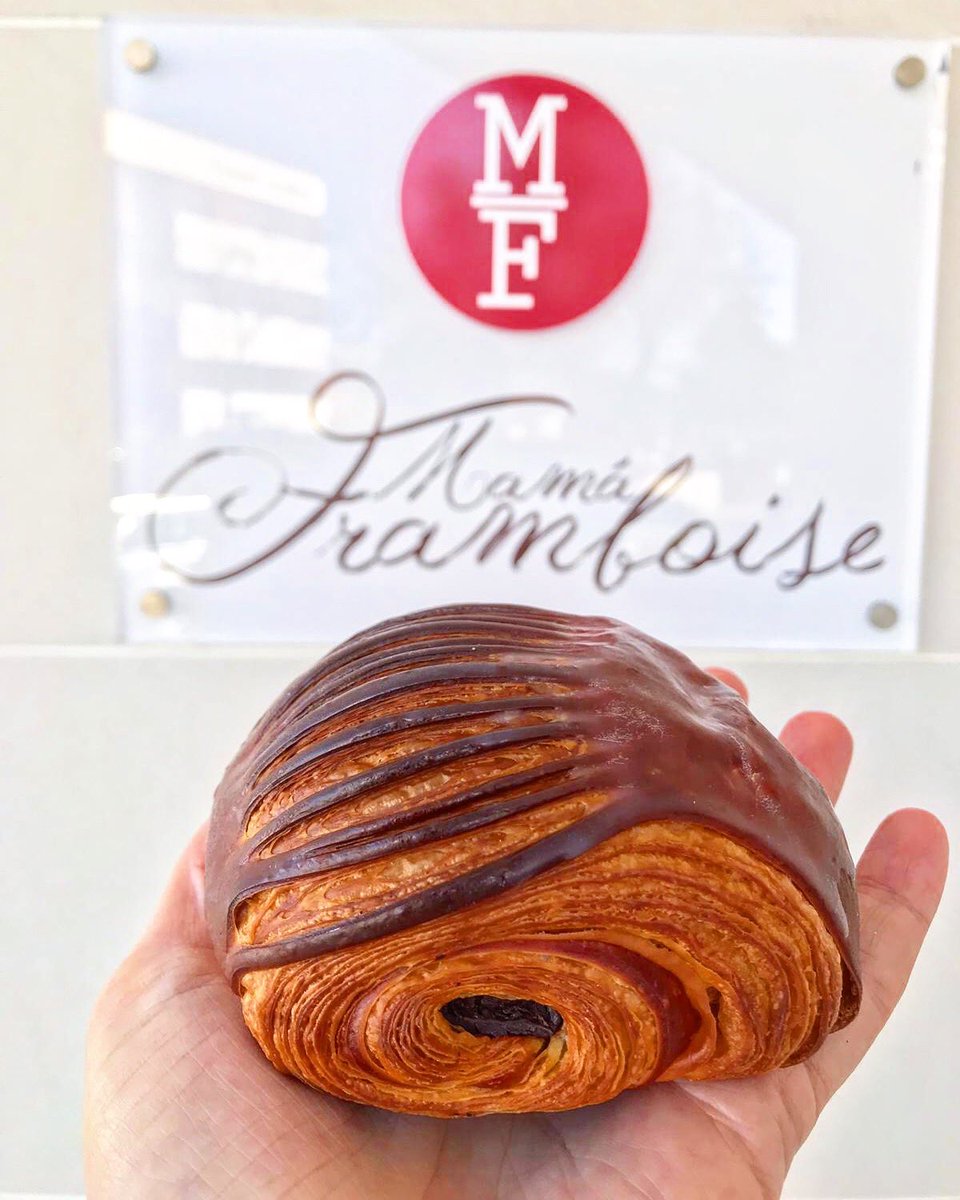 Parece que hoy nuestros Pain au chocolat se han peinado bien antes de salir desde obrador hacia nuestros puntos de venta 😊. 
<a href="/MamaFramboise/">Mama Framboise</a>
