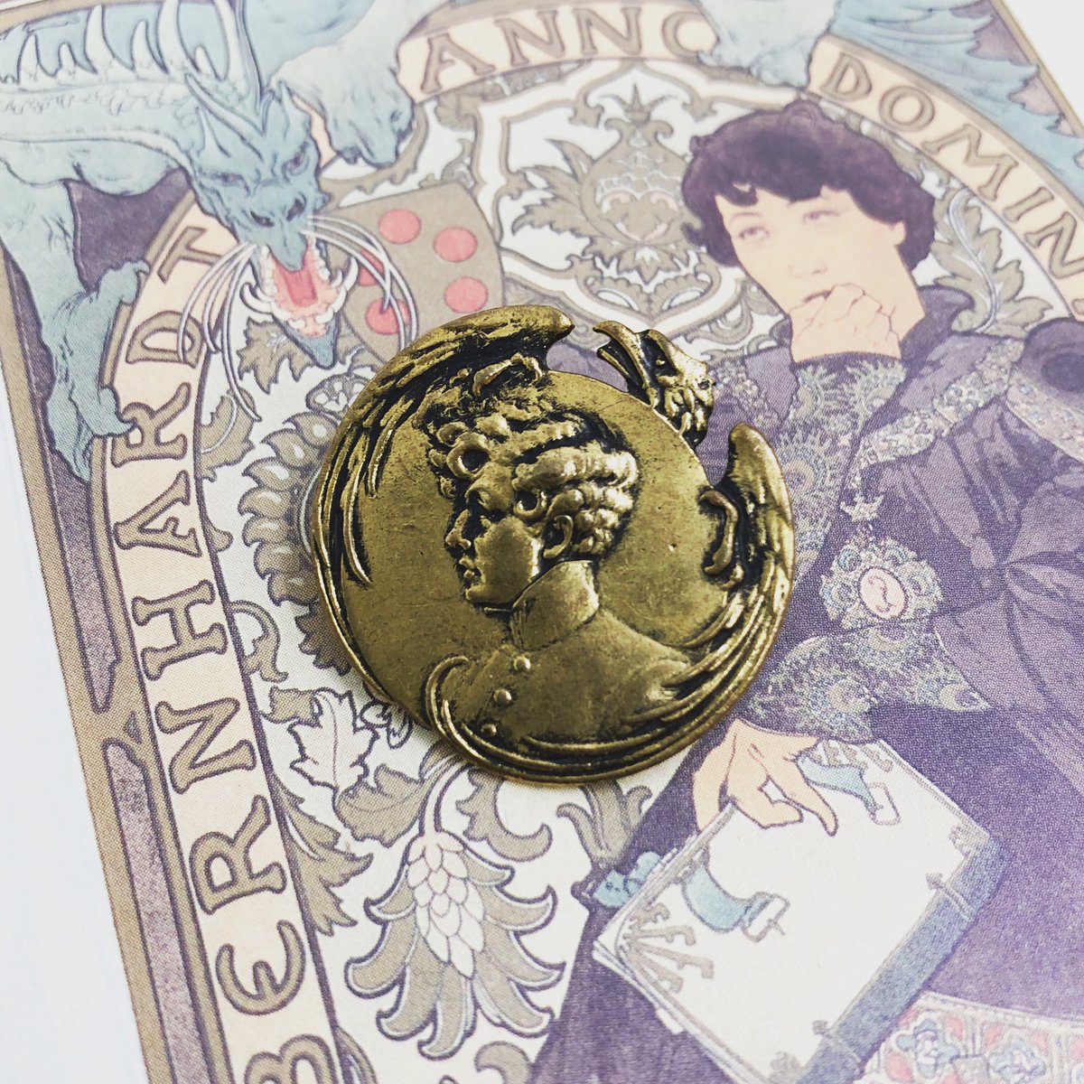 Shian No Twitter 同じく伊勢丹新宿のフランス展でお迎え ミュシャがポスターを描いたことでも有名な女優サラ ベルナールの レグロン のボタン ナポレオン2世のお話 背景はサラの初男装舞台 ロレンザッチオ のポスター アンティーク アンティークボタン Shian No Twitter 同じく伊勢丹新宿のフランス展でお迎え ミュシャがポスターを描いたことでも有名な女優サラ ベルナールの レグロン のボタン ナポレオン2世のお話 背景はサラの初男装舞台 ロレンザッチオ のポスター アンティーク アンティークボタン