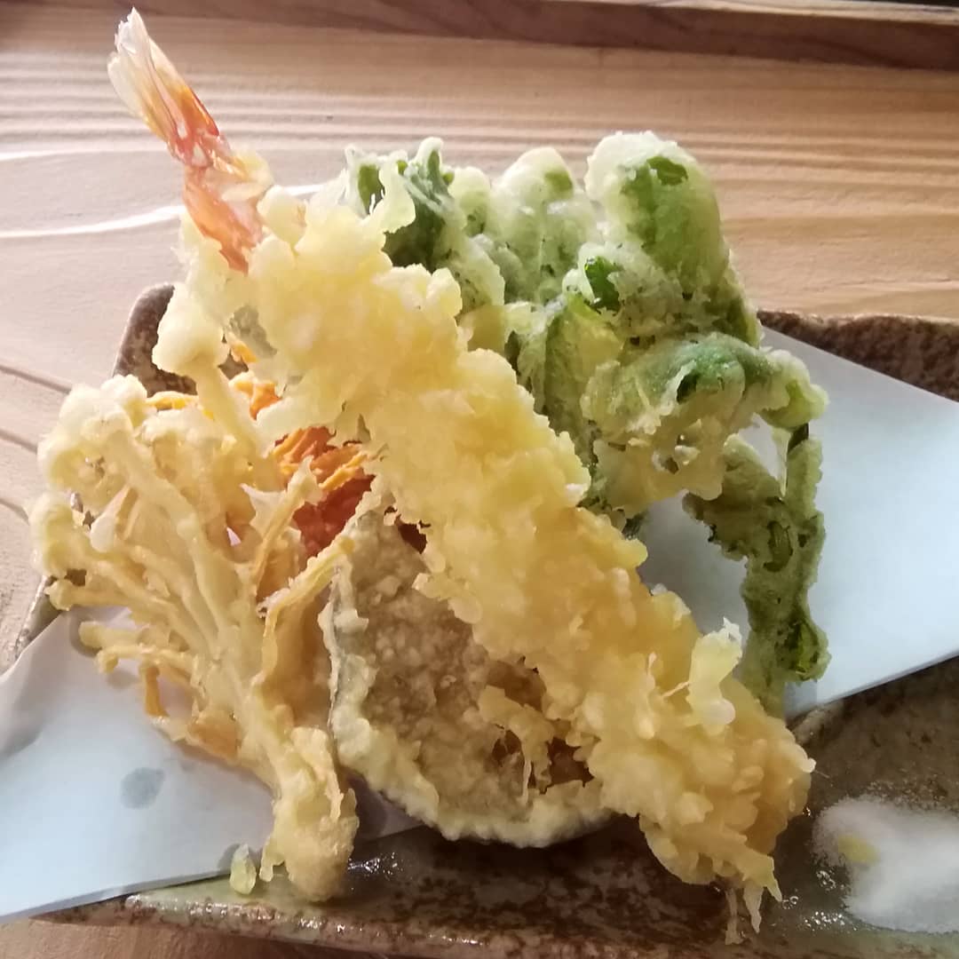 涼庵 天ぷら盛り合わ です 当店人気の季節の天ぷらに えび天1本を加えました 良いとこ取りの天ぷら です 現在は 最終の菜の花 焼き芋 人参 えのき茸 えびです 来週には さやえんどうの収穫が始まります さやえんどうと人参のかき揚げです 涼庵 天ぷら盛り合わ です 当店人気の季節の天ぷらに えび天1本を加えました 良いとこ取りの天ぷら です 現在は 最終の菜の花 焼き芋 人参 えのき茸 えびです 来週には さやえんどうの収穫が始まります さやえんどうと人参のかき揚げです