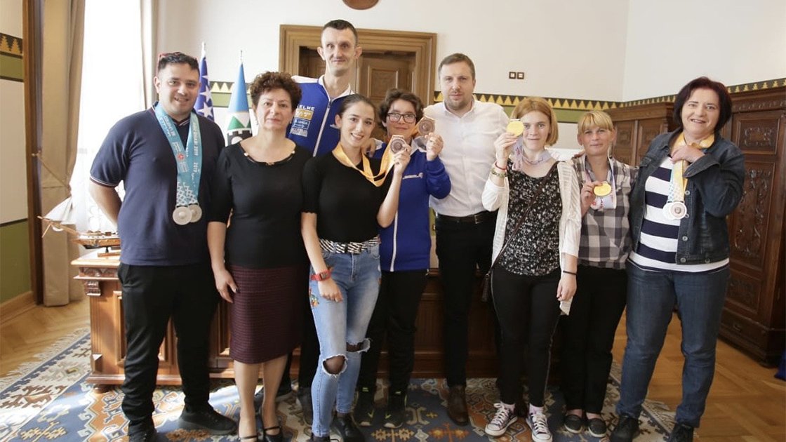 aa_balkans's tweet image. Paraolimpijci na prijemu kod gradonačelnika Sarajeva Abdulaha Skake v.aa.com.tr/1459731 #Sarajevo #gradonačelnik #paraolimpijci #AbdulahSkaka