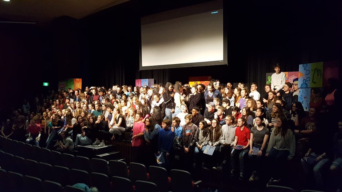 AlainIzzet's tweet photo. Retour à L’Haÿ les Roses des 8 élèves de Chevreul après le colloque PhiloAdos à Québec... #PhiloJeunes Merci à tous ceux qui ont contribué à cette réussite #Cardie #AcCreteil #lhay https://t.co/wOLxalWBPs