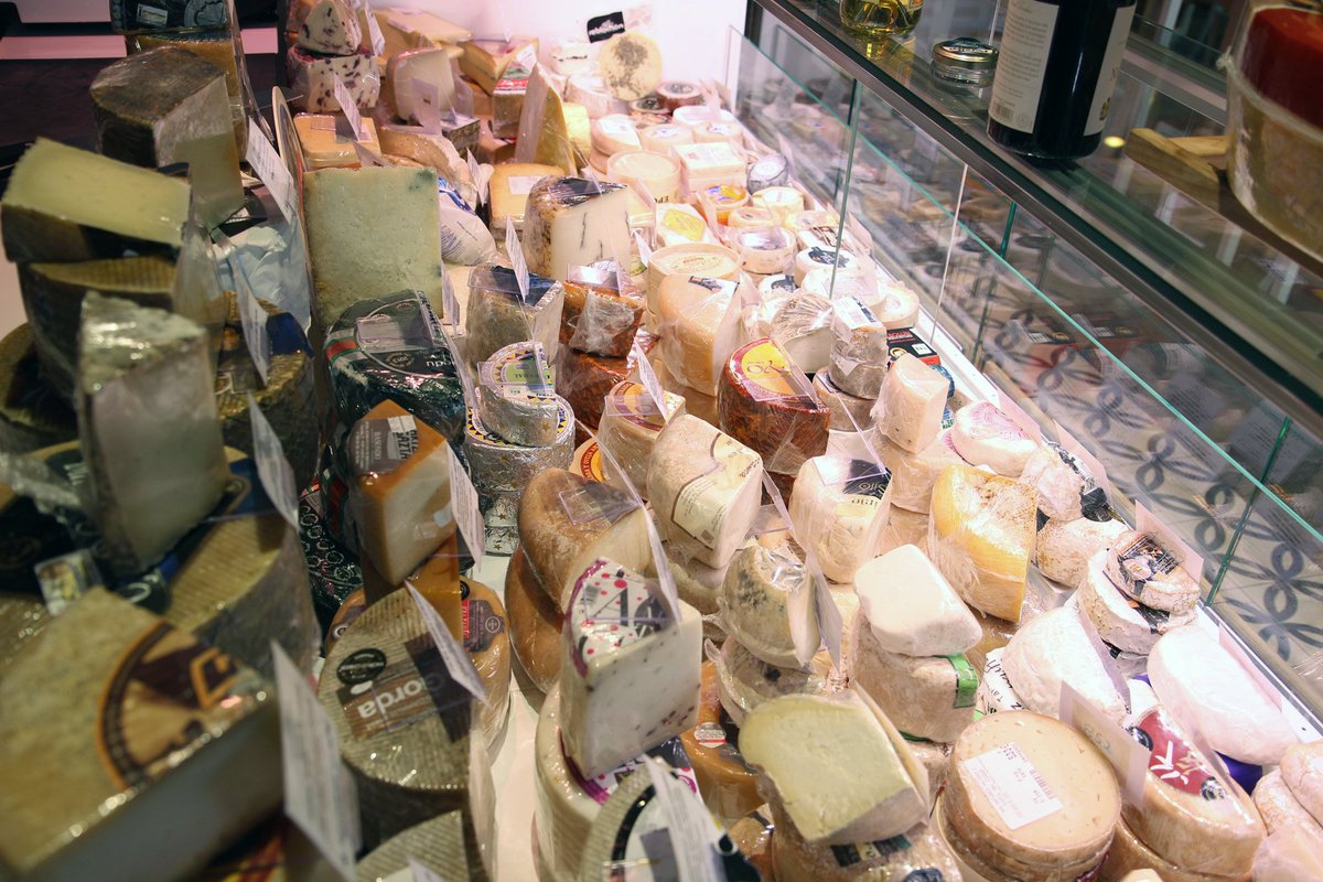 Queremos reivindicar el lugar del #queso en la gastronomía, por eso en nuestro #UltramarinosIlustrado puedes encontrar más de cien tipos distintos; todos ellos de elaboraciones diferentes. 

#ElReblochón #TiendasGourmet