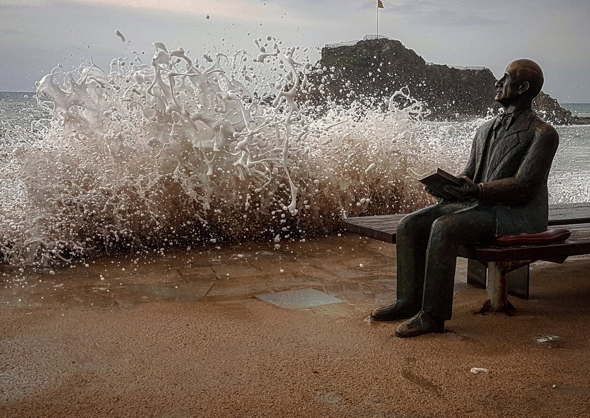 GispertJulia's tweet photo. Tercer (o quart, o cinquè,  ...) dia de temporal. 
Onades de vertigen.
Aquí, l'amic Karl Faust, que no és deixa impressionar.
#Blanes #CostaBrava #mar #mer #sea #mediterrània #llevantada #onades #mardefons #324eltemps #gemmapuigf #nofilters https://t.co/Z2ps4iRNMR
