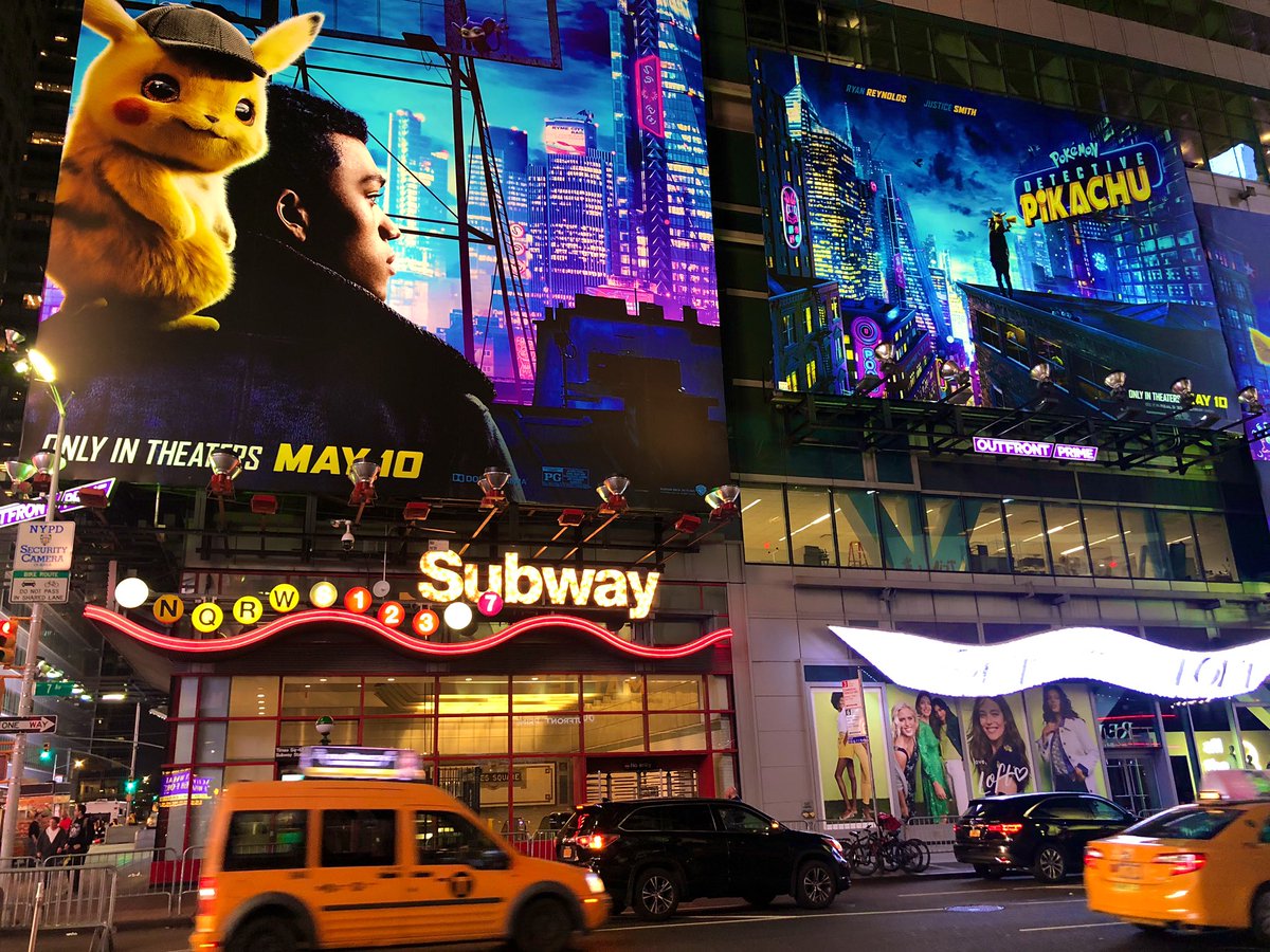 アーク ニューヨークの街が派手なだけあって負けないように地下鉄の入り口もめちゃくちゃ派手だ アルファベットと数字が路線名 もちろん中に入ってしまえば ただの薄暗い地下鉄なんだけどね てか世界の中心地ニューヨークはエスカレーターは右側に立つ